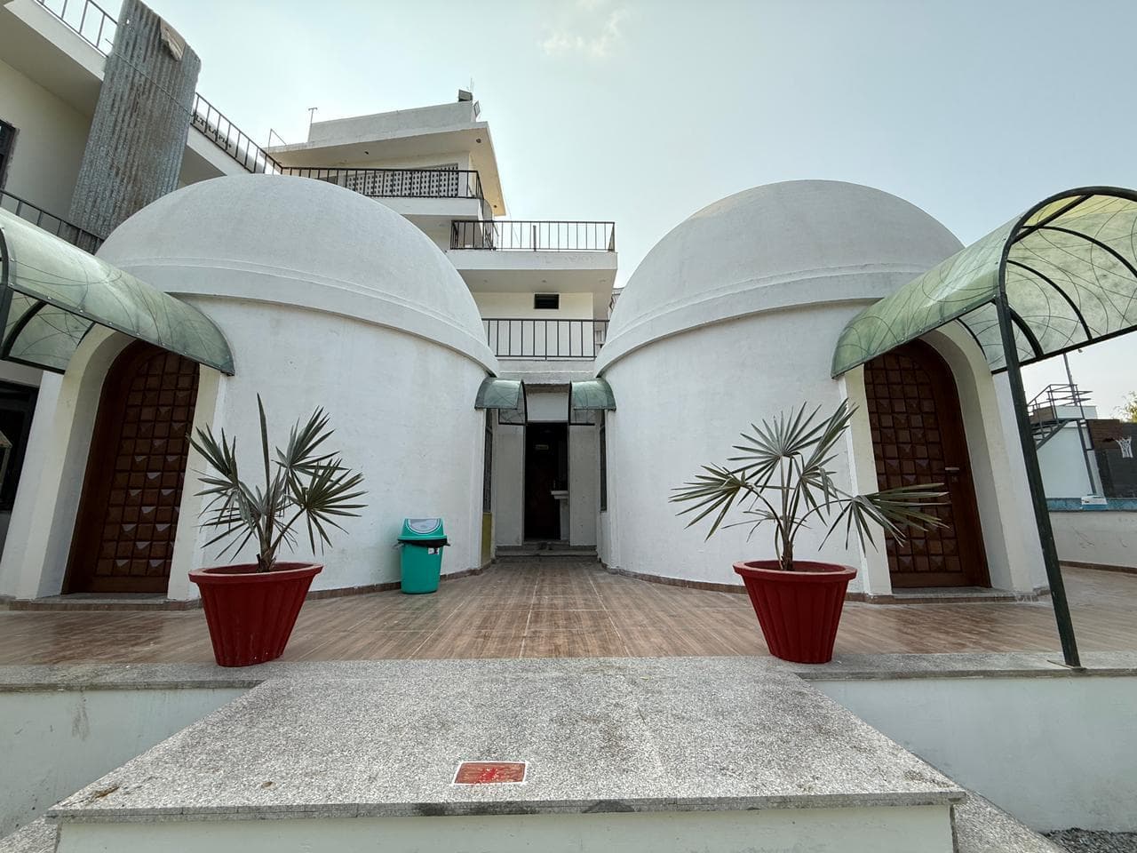 Symmetrical view of dome entrance